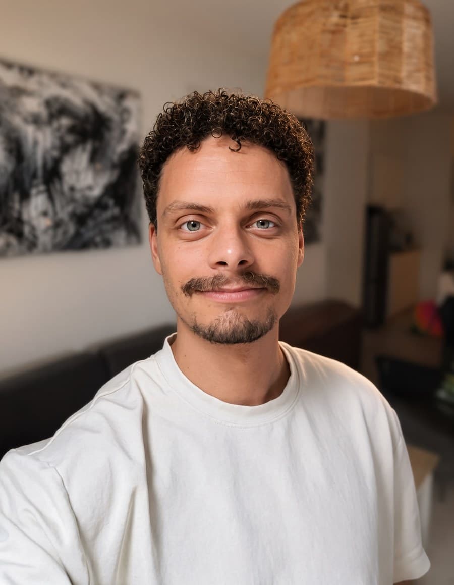 Duncan thuis, met een eigen schilderij op de muur